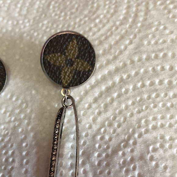 💕🎀💕SIMPLY OBSESSED🎀💕🎀 (DESIGNER INSPIRED)SAFETY PIN EARRINGS. - Picture 3 of 5